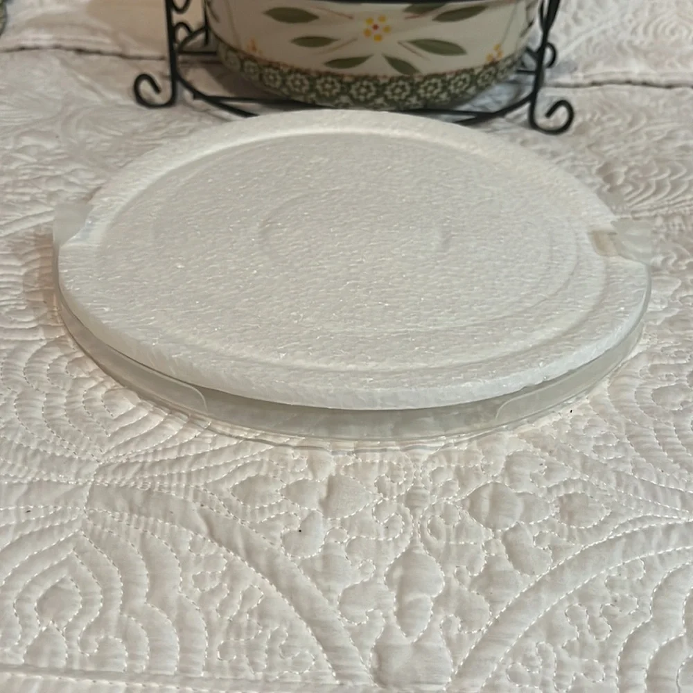 Temptations Old World 2 quart dish with‎ box